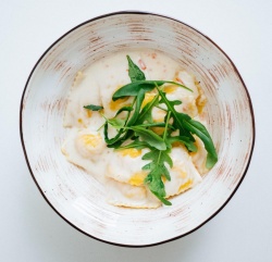 Равиоли с креветками и лососем в сливочном соусе